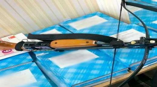 فتاة تطلق النار من قوس وتصيب اثنين..