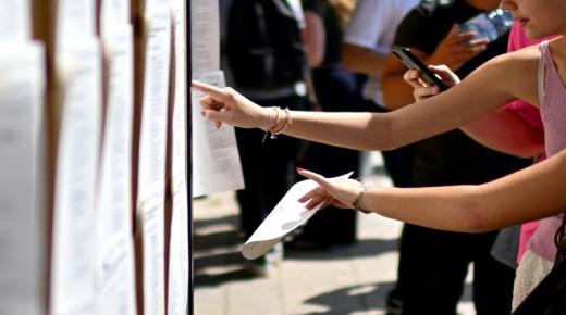 فتاة تنال شهادة البكالوريا الفرنسية في سن التاسعة