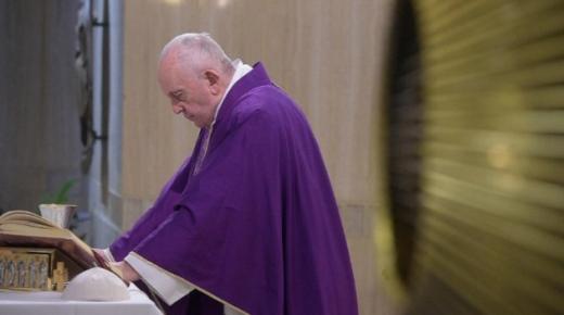 نهيان بن مبارك يقدم واجب العزاء في وفاة قداسة البابا فرنسيس بابا الكنيسة الكاثوليكية