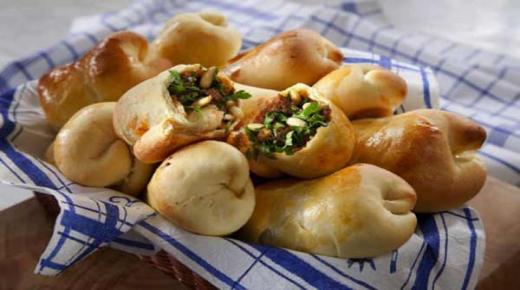 فطاير اللحم بصلصة الطماطم الشهية