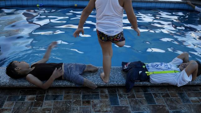 أطفال فلسطينيون بالعزيمة يتحدون الإعاقة بالسباحة