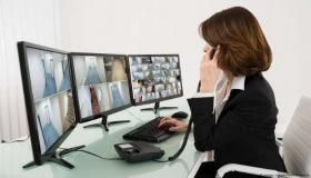 فني أجهزة إنذار منزلية يوضح كيف تجسس على “العميلات الجذابات”