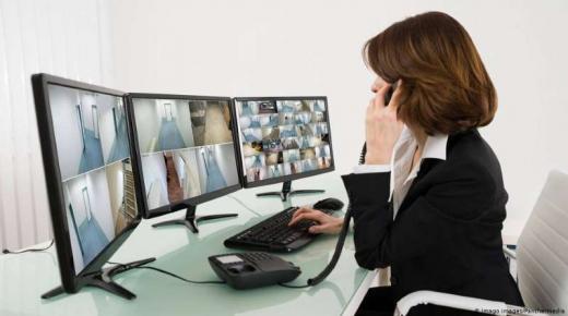 فني أجهزة إنذار منزلية يوضح كيف تجسس على “العميلات الجذابات”