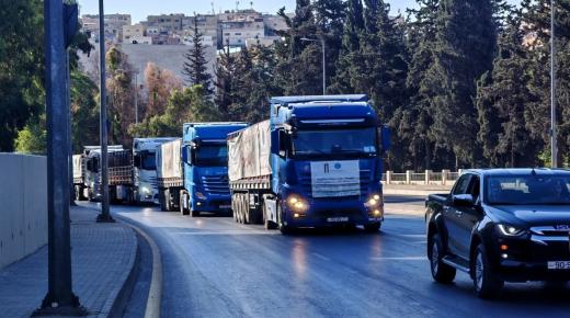 انطلاق قافلة مساعدات أردنية جديدة إلى غزة: 50 شاحنة طحين وحليب اطفال ومواد غذائية