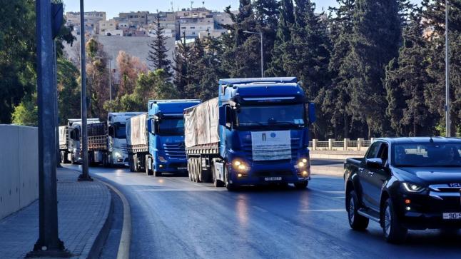 انطلاق قافلة مساعدات أردنية جديدة إلى غزة: 50 شاحنة طحين وحليب اطفال ومواد غذائية