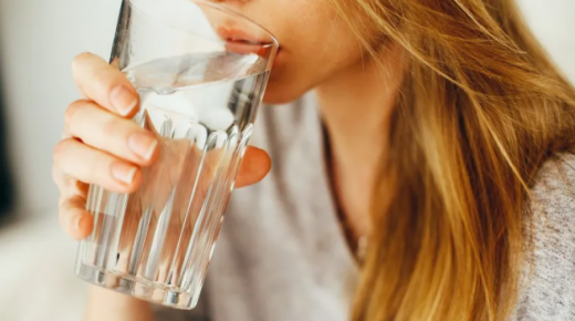 خلال موجات الحر .. ما كمية الماء التي يجب شربها؟