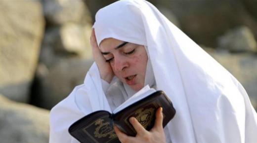 كيف تخفي المرأة وجهها عن الرجال أثناء الحج لمنع الفتنة؟