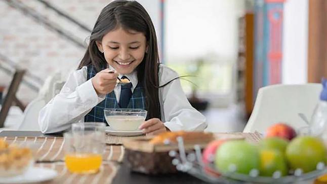 كيف يمكن للفطور أن يحسن أداء الطفل في المدرسة؟