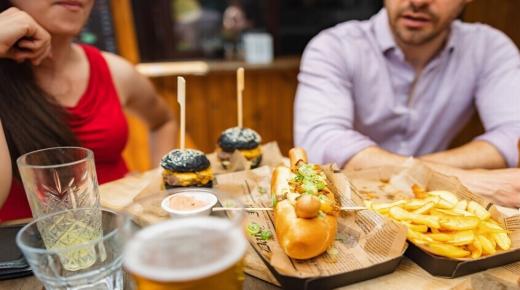 لا تجمع بين الكحول وهذه الأطعمة!.. تحذيرات صحية