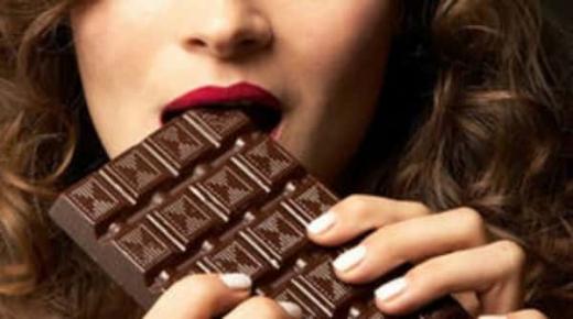 إياك والشوكولاتة ليلا.. هذا ما تفعله!