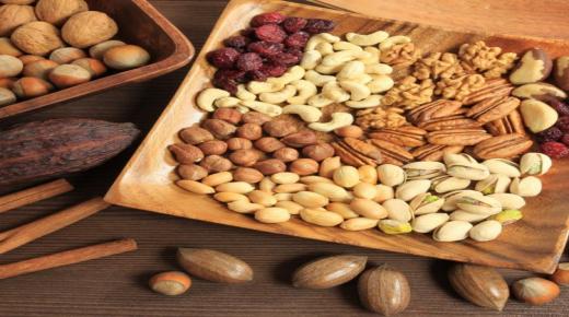 لماذا يفضل شراء المكسرات بقشرتها؟!