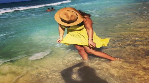 ليالي الصيفية: بسمة بوسيل تداعب الأمواج وريم البارودي أمام البحر