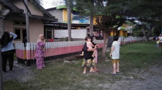 مئات القتلة و المساكن المدمرة نتيجه زلزال قوي في أندونيسيا.