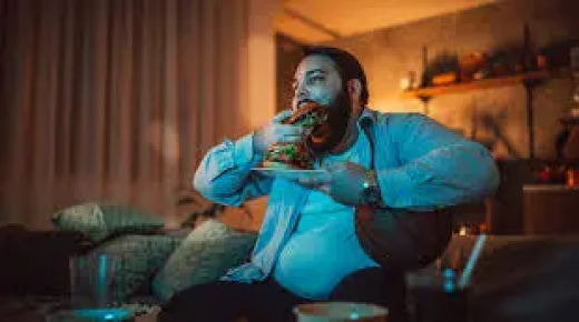 ماذا يحدث للجسم عند تناول الطعام في وقت متأخر؟