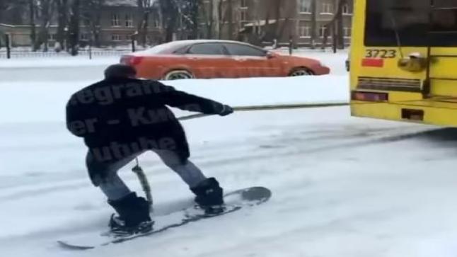 متزلج على الجليد قطع شوارع كييف بحبل مربوط على عربة ترولي (باص )