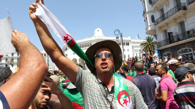 متظاهرو الحراك الجزائري يرفضون الحوار ويصرون على التغيير الجذري للنظام