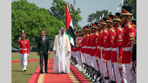 محمد بن زايد يصل جاكرتا ويعقد جلسة محادثات مع الرئيس الإندونيسي