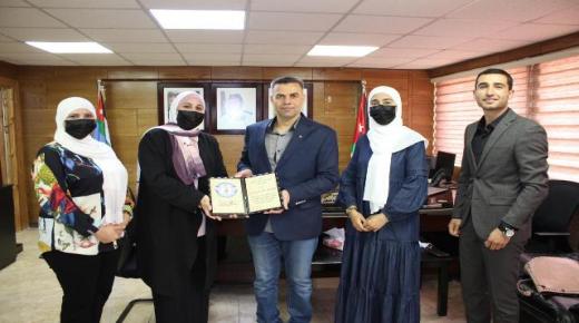        مدارس الجامعة الأولى تكرم مركز السلم المجتمعي لتقديمه محاضرات توعوية للطلبة