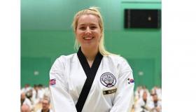 ممرضة تحصد الذهب بالفنون القتالية