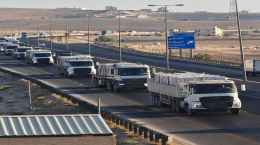 عبور 35 شاحنة مساعدات من الأردن إلى شمال غزة وتوزيعها بشكل مباشر