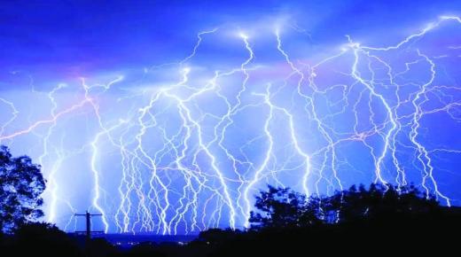 مسيّرات تعترض البرق وتمنع الصواعق