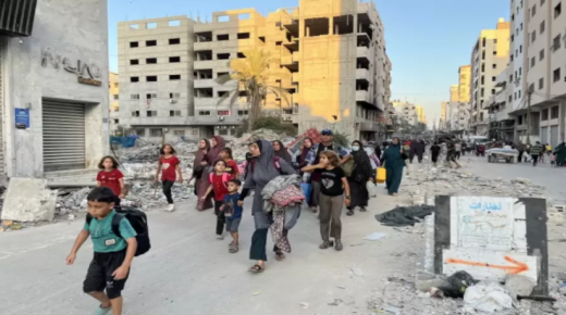 ملابسهم ممزَّقةً وأحذيتهم مهترئة .. الغزيون يواجهون حربًا بلا كساء