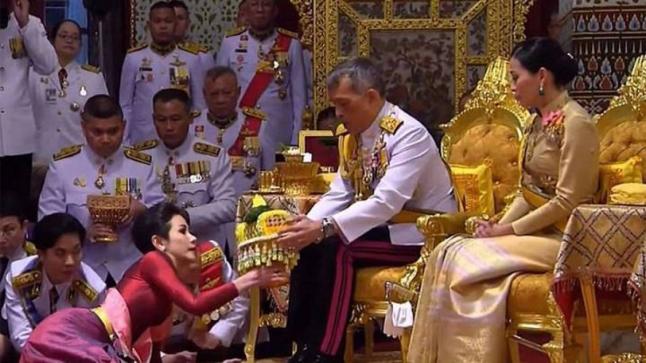 ملك تايلاند يتزوج عشيقته بحضور زوجته الملكة