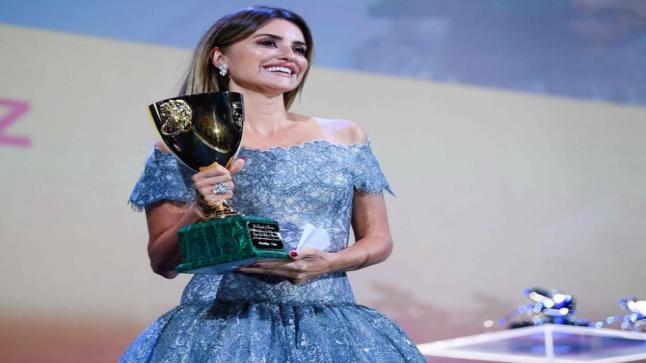 ملكة السينما الإسبانية بينيلوبي كروز تفوز بجائزة أفضل ممثلة