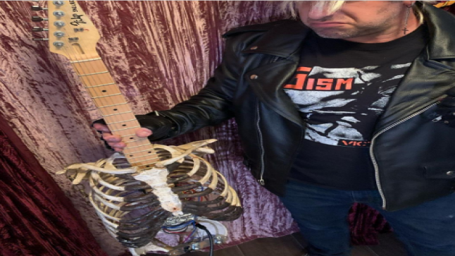 موسيقي يصنع جيتار من عظام عمه الراحل تكريما لذكراه