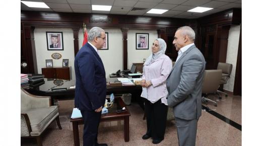 وزير الصحة يكرّم موظفة الخدمات في البشير تقديراً لأمانتها