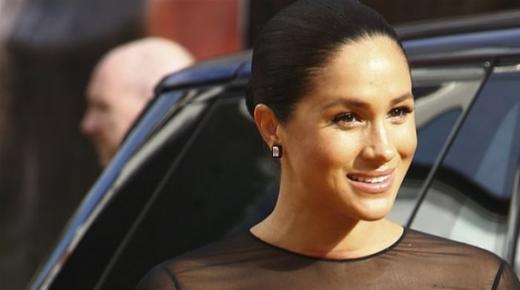 بسعر باهض.. ميجان ميركل بفستان أسود في عرض فيلم الأسد.