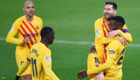 ميسي يصنع هدفين وبرشلونة “يربك أهل القمة”