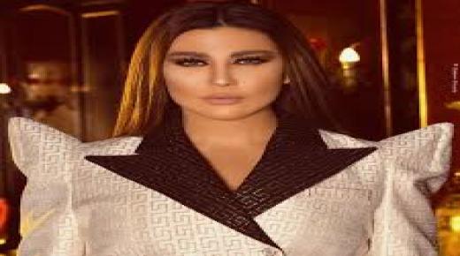 نادين الراسي تحتفل بعيد ميلادها وسط الورود