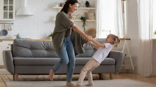 طرق مثبتة علميًا لتحسين الصحة النفسية لطفلك.. منها اسمع طفلك وافهمه