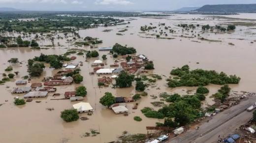 23 قتيلا وآلاف المشردين جراء فيضانات مفاجئة في نيجيريا