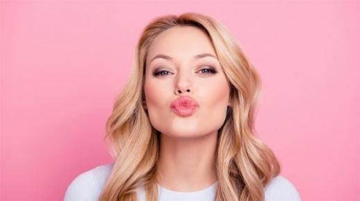 هذه العادات تظهر الخطوط حول الفم