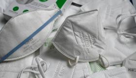 هل ارتداء كمامتين أكثر أمانا؟.. خبراء الصحة يجيبون