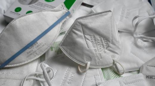 هل ارتداء كمامتين أكثر أمانا؟.. خبراء الصحة يجيبون