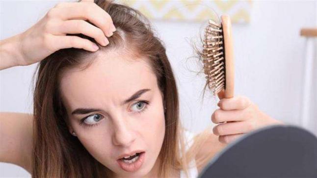 هل تساقط الشعر لدى مرضى كورونا يشكل خطراً؟