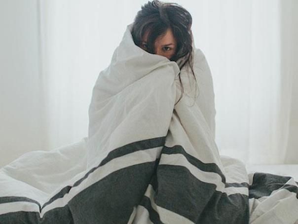 يوجد 6 أسباب مرضية وراء شعورك الدائم بالبرد!