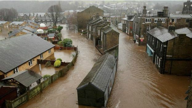 الفيضانات في بريطانيا: لجنة الطوارئ الحكومية تجتمع للمرة الثالثة لمتابعة جهود مواجهة الأزمة