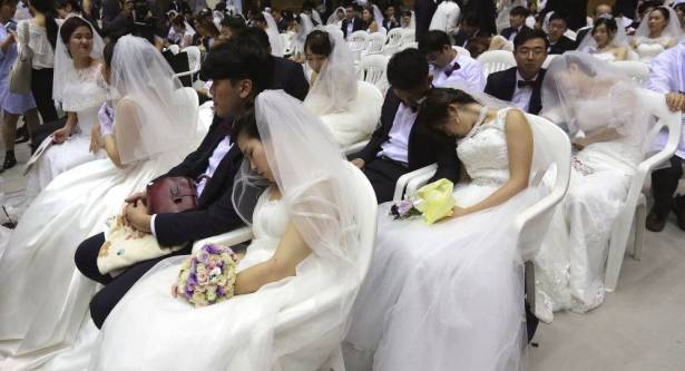 زواج جماعي لمئات الإندونيسيين في ليلة رأس السنة