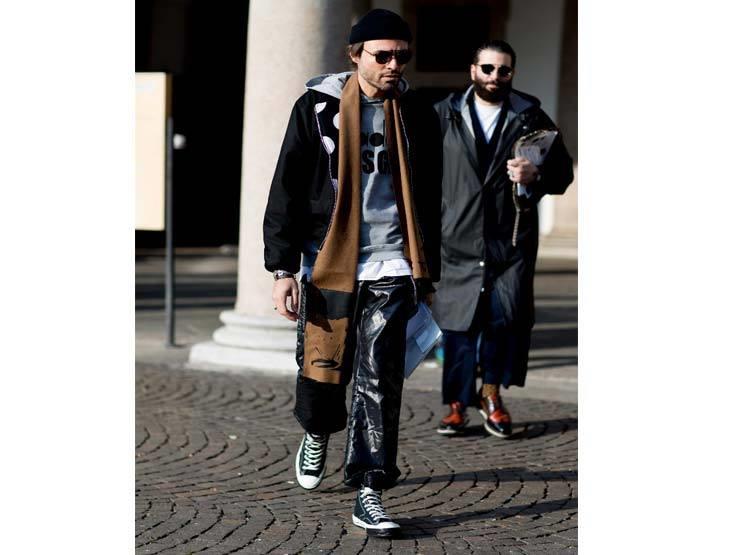 أزياء غريبة للرجال تغزو شوارع “ميلانو” بإيطاليا