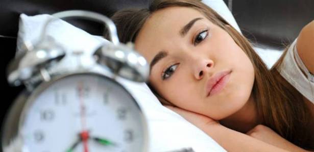 قلّة النوم خلال الليل وكثرته في النهار قد تكون علامات لهذا المرض!