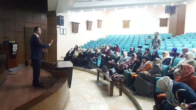 دورة تدريبية لسيدات المجتمع المحلي بعنوان “التسويق الالكتروني” في جامعة عمان الاهلية