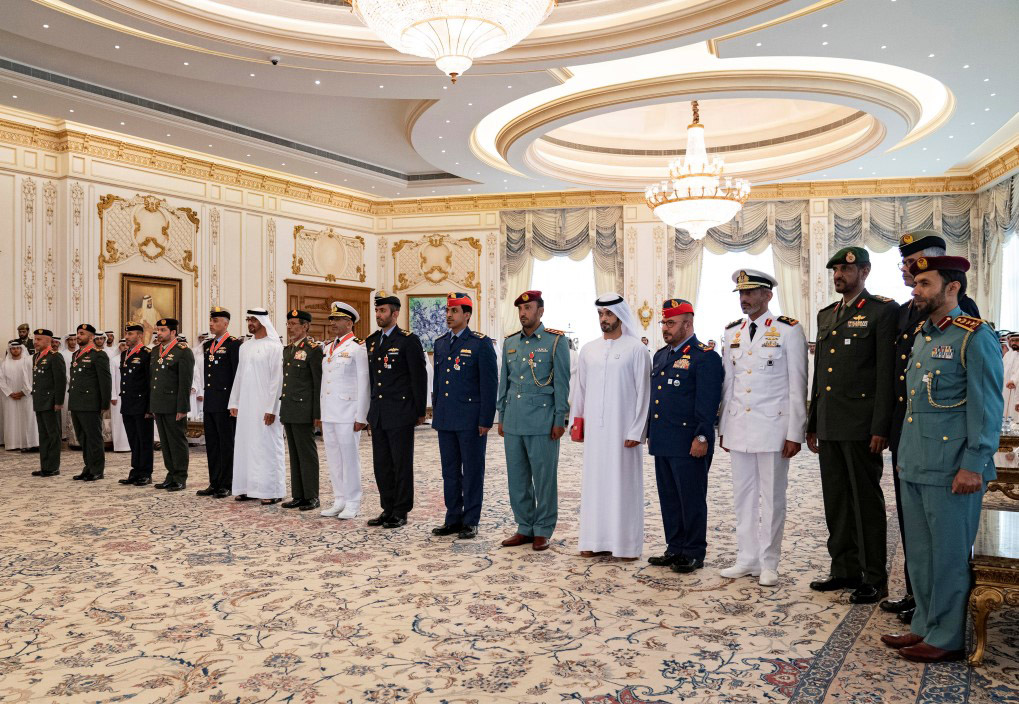 محمد بن زايد يقلد عددا من المشاركين في مهام الواجب و العمل الإنساني خارج الدولة أوسمة ” الإمارات “