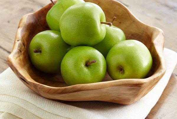 التفاح الأخضر يبيض الأسنان وينظف البشرة ويساعد على تنقية الدم