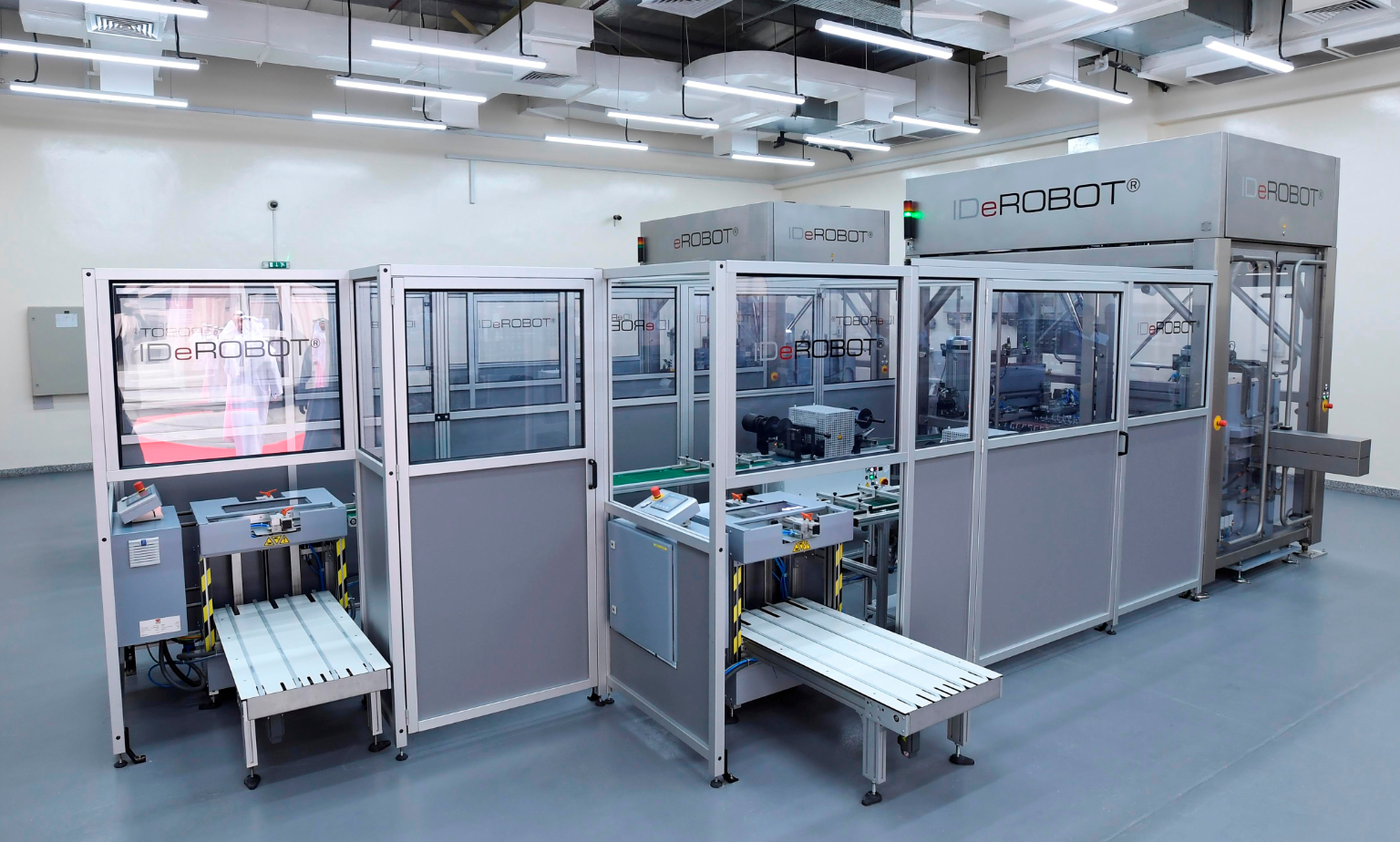 تدشين أول مصنع في العالم يستخدم (الروبوت) لإنتاج لوحات المركبات بدبي
