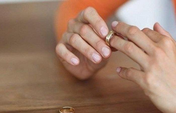 زوجة تطلب الطلاق بعد إدمان زوجها وبيعه المنزل
