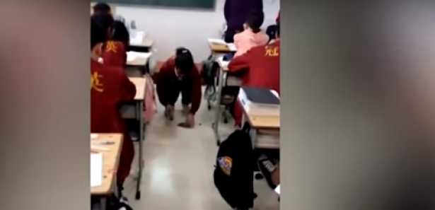 بالفيديو: معلم صيني يأمر تلميذته بتحطيم هاتفها بالمطرقة كعقابٍ لها!